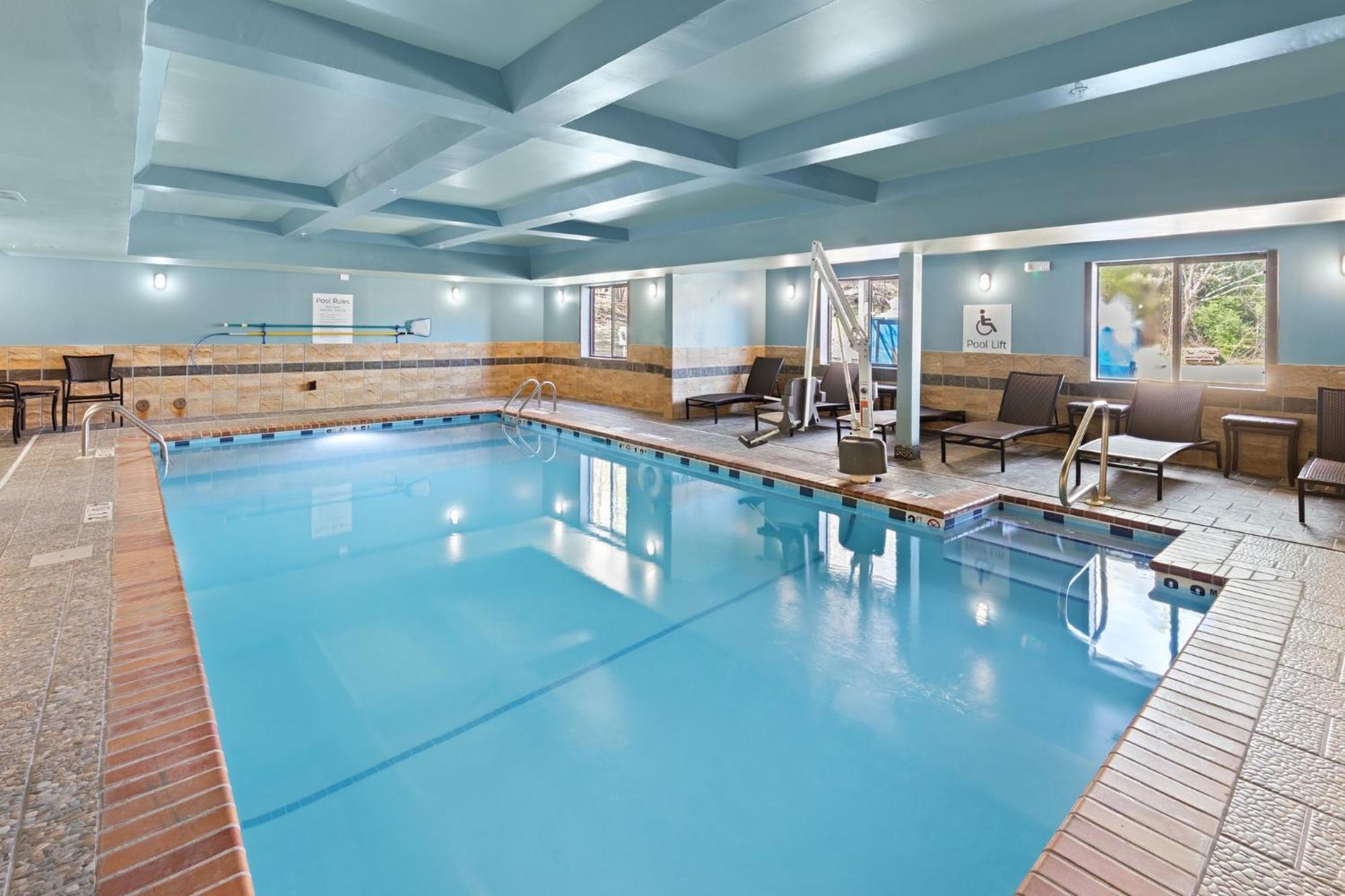 Holiday Inn Express Hotel & Suites Birmingham - Inverness 280 By Ihg Exteriér fotografie