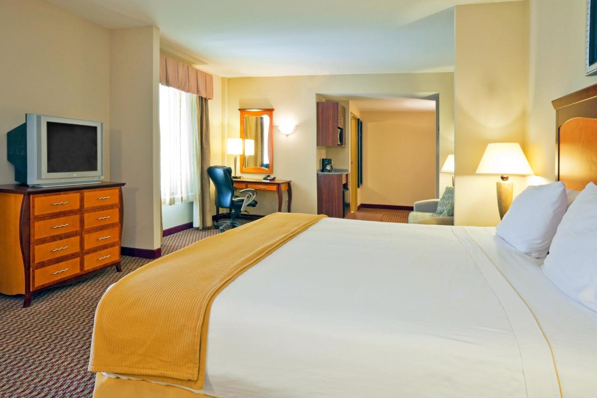 Holiday Inn Express Hotel & Suites Birmingham - Inverness 280 By Ihg Exteriér fotografie