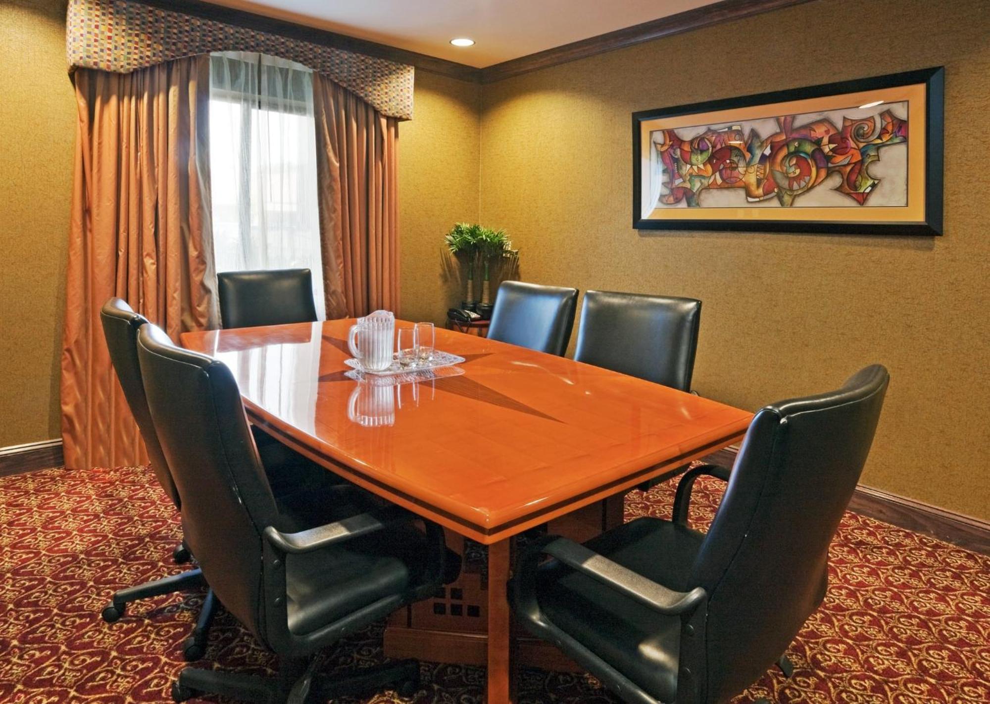 Holiday Inn Express Hotel & Suites Birmingham - Inverness 280 By Ihg Exteriér fotografie